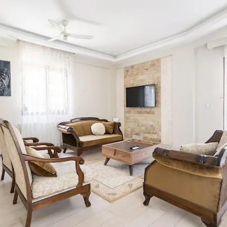 Comfortable With Garden In “urla Iskele” *