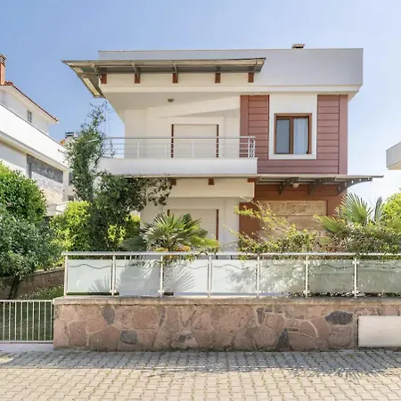 Comfortable With Garden In “urla Iskele” *