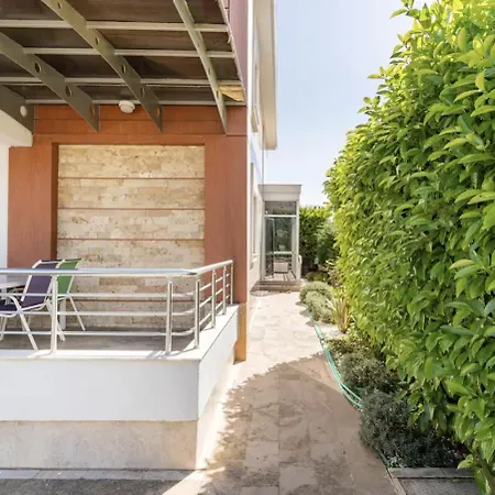 Willa Comfortable With Garden In “urla Iskele”