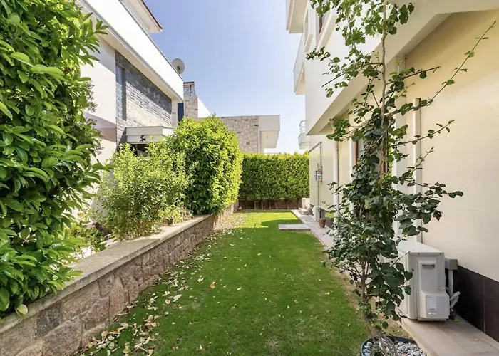 Comfortable With Garden In “urla Iskele” *